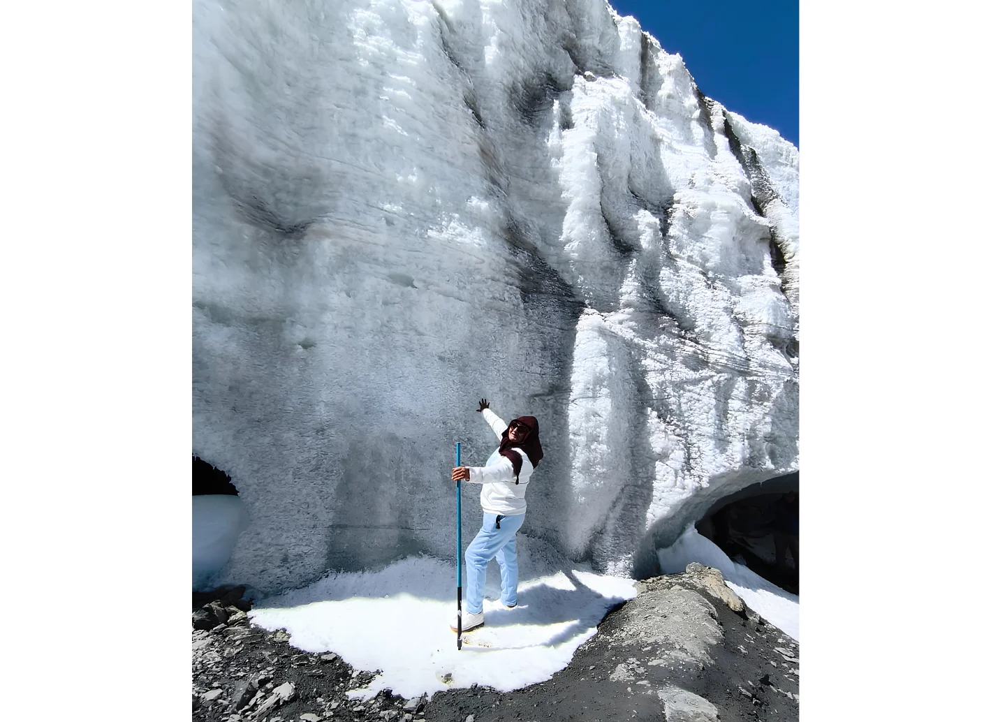 Viajera junto a una imponente pared de hielo del glaciar Quelccaya cerca de Phinaya