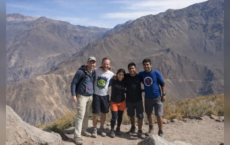 Grupo de excursionistas posando durante una ruta de trekking por el Cañón del Colca | Inca Culture Travel