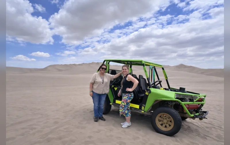 Viajeros posando junto a un buggy durante una aventura por el desierto de Paracas, Perú | Inca Culture Travel