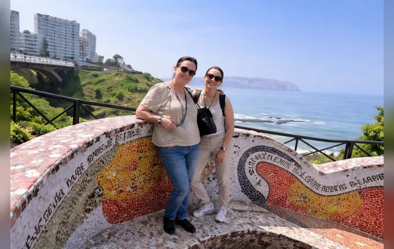 Pareja sonriendo en el Parque del Amor de Miraflores con la costa de Lima al fondo | Inca Culture Travel