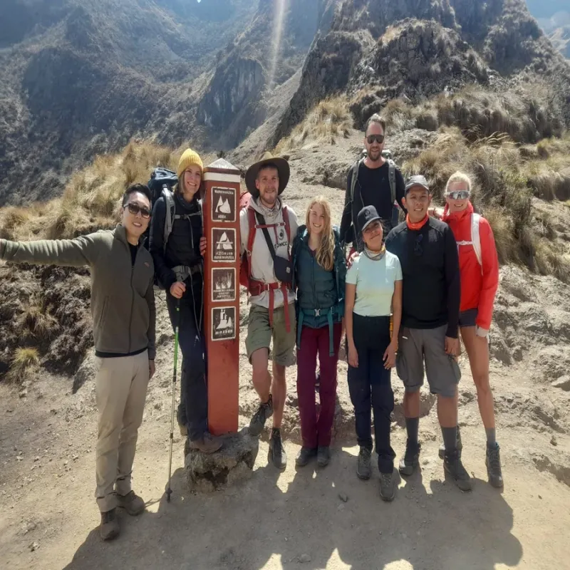 Excursionistas recorriendo el Camino Inca durante una ruta de 4 días y 3 noches a Machu Picchu entre los Andes peruanos | Inca Culture Travel