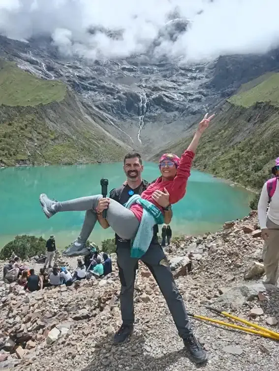 Pareja de excursionistas caminando por el sendero de la Laguna Humantay con vistas panorámicas de los Andes | Inca Culture Travel